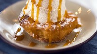 Jangan lewatkan warm apple fritter kalau sedang di The Cookie Nook, Epcot. Apple fritter hangat terasa nikmat dengan tambahan es krim kayu manis dan saus karamel. Foto: Istimewa
