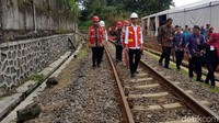 Jokowi tempak semringah selama menyusuri rel yang akan menjadi lokasi pembangunan jalur rel ganda Bogor-Sukabumi.