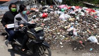 Tumpukan sampah ini menimbulkan bau tidak sedap.