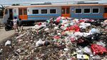 Jorok! Sampah Menumpuk di Sepanjang Rel KA