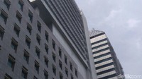  Kabiro Umum Setda DKI Jakarta Firmansyah mengatakan  di bagian tembok yang miring di kantai 11 itu terdapat mesin berukuran besar. Kata Firmansyah itu adalah mesin pendingin ruangan atau AC.