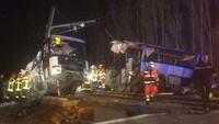 Sebuah kereta menghantam sebuah bus sekolah di perlintasan di Prancis. Akibatnya, empat anak-anak tewas dan 20 orang lainnya luka-luka. Foto: Telegram