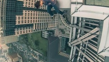 Dia beberapa kali kena omel petugas keamanan gedung yang mengetahui dia ke rooftop untuk berpose di bibir bangunan tinggi itu. Foto: @arieffandy