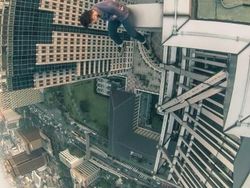 Aksi Menantang Maut Rooftopper Lokal di Gedung Tertinggi Jakarta