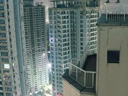 Aksi Menantang Maut Rooftopper Lokal di Gedung Tertinggi Jakarta