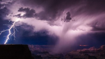 Keren! Potret sambaran petir di South Rim, Grand Canyon, Amerika Serikat karya fotografer Mike Olbinski yang berhasil jadi juara ketiga di kategori Landscape dengan judul foto Illuminate. (Foto: National Geographic)
