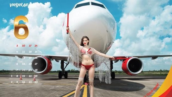 Di kalender bulan Juni, traveler bisa melihat sang model yang tengah mengatur lalu lintas pesawat. Kalau petugasnya seperti ini, pesawat mana pun dijamin akan berhenti (dok VietJet) Di kalender bulan Juni, traveler bisa melihat sang model yang tengah mengatur lalu lintas pesawat. Kalau petugasnya seperti ini, pesawat mana pun dijamin akan berhenti (dok VietJet)