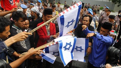 Aksi di Depan Kedubes AS Kecam Trump dan Israel