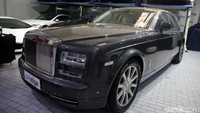 Rolls Royce Phantom merupakan model yang paling unggul. Mobil itu terbilang spesial soal kenyamanan dan performa. Misalnya dari sektor dapur pacu, Rolls Royce Phantom dibenamkan mesin mesin V12 turbo berkapasias 6.749 cc yang mampu menyemburkan tenaga setara 564 bp pada 5.000 rpm. Torsi maksimumnya 900 Nm pada 1.700 rpm. Foto: Agung Pambudhy