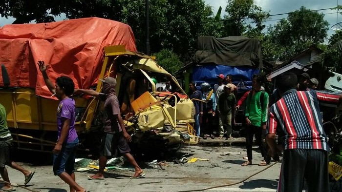 Truk Adu Banteng di Bojonegoro, 5 Orang Selamat
