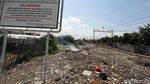 Jorok! Sampah Menumpuk di Sepanjang Rel KA