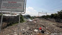 Padahal sudah ada peringatan larangan membuang sampah sembarangan.