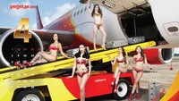 Layaknya petugas bagasi bandara, para model berpose di ayas mobil pembawa barang sambil memegang koper. Traveler dijamin gagal fokus (dok VietJet)