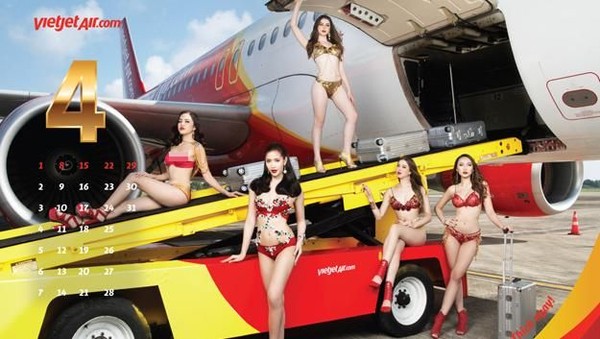 Layaknya petugas bagasi bandara, para model berpose di ayas mobil pembawa barang sambil memegang koper. Traveler dijamin gagal fokus (dok VietJet) Layaknya petugas bagasi bandara, para model berpose di ayas mobil pembawa barang sambil memegang koper. Traveler dijamin gagal fokus (dok VietJet)