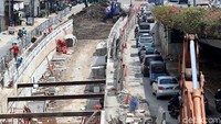Hingga kini pengerjaan proyek tersebut masih menimbulkan efek kemacetan.
