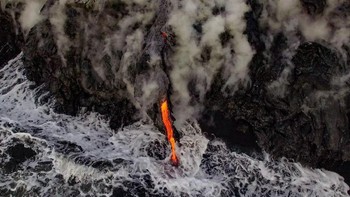 Juara ketiga di kategori Aerials ada karya fotografer Greg C. Lewat kameranya ia berhasil mengabadikan aliran lava dari gunung Kilauea, Hawaii yang meletus jatuh ke air laut Samudra Pasifik. Dijelaskannya, setelah meletus pada awal 2016 butuh waktu sekitar 2 bulan untuk si lava mencapai laut dengan jarak 6 km. (Foto: Greg C/National Geographic)