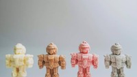  Disajikan dengan batang kayu, es krim yang satu ini berbentuk robot 3 dimensi. Ada warna putih, cokelat, pink dan abu-abu. Anda pilih yang mana? Foto: Istimewa