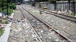 Jorok! Sampah Menumpuk di Sepanjang Rel KA