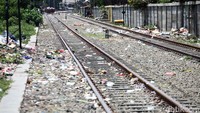Sampah juga berserakan di jalur kereta api.