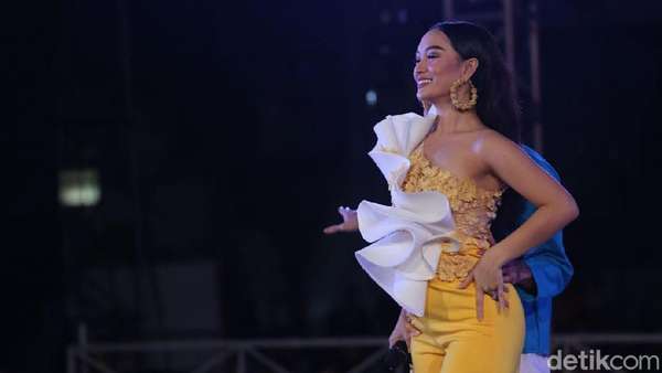 Lenggak-lenggok Zaskia Gotik Lenggak-lenggok Zaskia Gotik