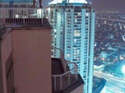Aksi Menantang Maut Rooftopper Lokal di Gedung Tertinggi Jakarta