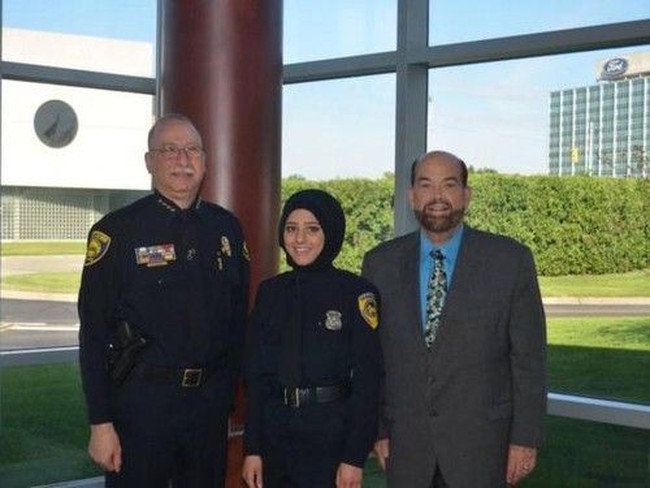 Amal Chammout merupakan polwan berhijab pertama dari Michigan, Amerika Serikat. Dalam bertugas, wanita 24 tahun ini mengenakan seragam serba biru tua dan dasi hitam. Ia memakai jilbab hitam yang dimasukkan ke dalam seragamnya.  Foto: Ist.