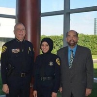 Amal Chammout merupakan polwan berhijab pertama dari Michigan, Amerika Serikat. Dalam bertugas, wanita 24 tahun ini mengenakan seragam serba biru tua dan dasi hitam. Ia memakai jilbab hitam yang dimasukkan ke dalam seragamnya.  Foto: Ist.