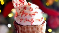 Cupcake lebih meriah dengan sentuhan red velvet. Bisa ditemui di The Main Street Bakery dengan isian mousse peppermint dan frosting cream cheese. Foto: Istimewa