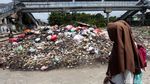 Jorok! Sampah Menumpuk di Sepanjang Rel KA
