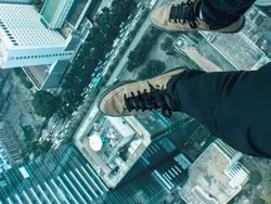 Aksi Menantang Maut Rooftopper Lokal di Gedung Tertinggi Jakarta