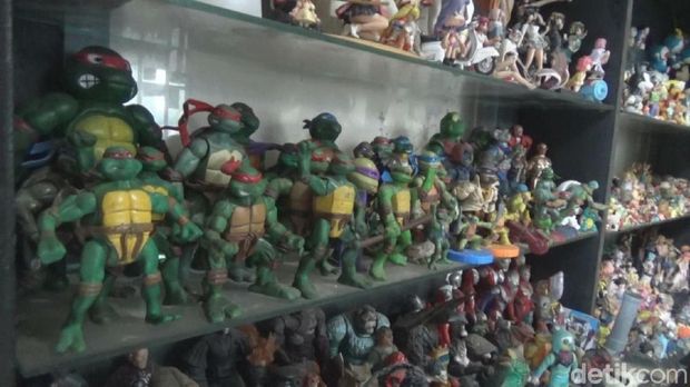 Warga Jombang koleksi action figure/