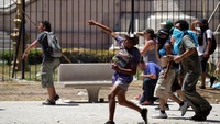 Demonstran tak bisa masuk ke kompleks gedung parlemen karena kawalan ketat keamanan/Foto: REUTERS/Agustin Marcarian