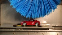 Alat ini dilengkapi dengan sikat berputar yang memiliki bulu biru. Berkat alat ini, insinyur memungkinkan untuk menguji sampel cat demi memastikan cat eksterior mobil Nissan tahan terhadap benda kasar saat dicuci. Foto: Pool (Nissan)