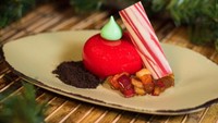 Mau yang unik? Ada mousse isi krim keju dan cinnamon di Animal Kingdom. Lapisan merahnya menarik dengan tambahan cookie crumbles dan apple-compote. Foto: Istimewa