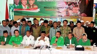 (Kiri-kanan) Sekjen DPD PPP Sudarto, Wasekjen DPD PPP Yunus Rajak, Sekjen Pemuda PPP Ali Mudin Sangaji, Ketua Umum Pemuda PPP M. Ebit Boy. T, SH, Ketua DPD PPP Ahmad Gozali Harahap, Ketua DPP Ibnu Hajar, Wasekjen DPP Mimin Austiana beserta jajaran DPW se-Indonesia memberikan keterangan soal penyerangan kantor DPP PPP oleh kubu Romy, Kamis (14/12/2017). Pool/PPP.