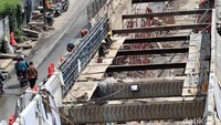 Wagub Sandiaga Uno meminta Dinas Bina Marga mempercepat pembangunan enam underpass dan flyover agar bisa segera dimanfaatkan warga.