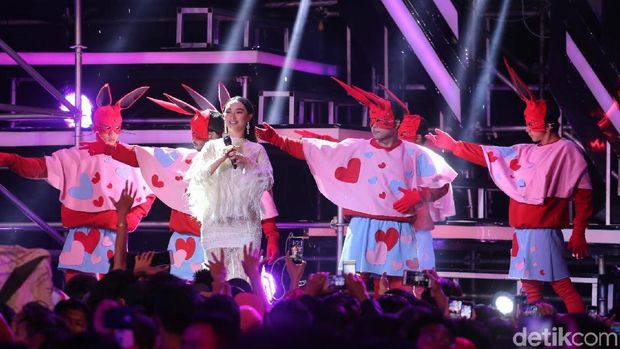 Penampilan Zaskia Gotik di Hut Transmedia 16