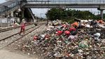 Jorok! Sampah Menumpuk di Sepanjang Rel KA