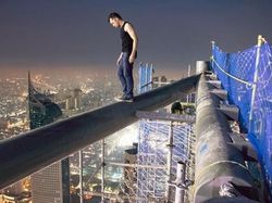 Aksi Menantang Maut Rooftopper Lokal di Gedung Tertinggi Jakarta