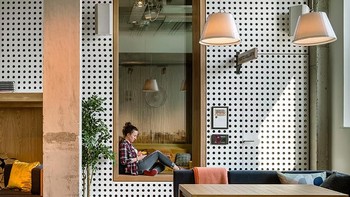 Kerja berat pun terasa menyenangkan karena serasa kerja di rumah. Foto: Design Boom