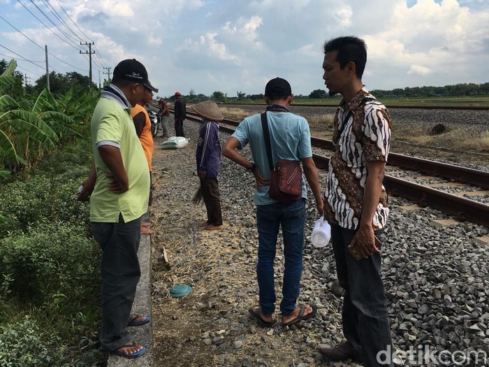 Buruh Angkut Gabah di Bojonegoro Tewas Diserempet Kereta