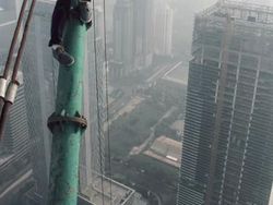 Aksi Menantang Maut Rooftopper Lokal di Gedung Tertinggi Jakarta