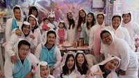 Dari foto unggahannya hanya tampak para kerabat dan keluarga yang bekerja dengan manajemennya tersebut. (Dok. Instagram/ashanty_ash)