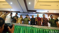 Ketua Umum PBNU Said Aqil Siradj, Sekjen PBNU Helmy Faishal Zaini, Ketua Umum KWI Ignatius Suharyo, Ketua Umum PGI Pdt Henriette Lebang, dan Sekretaris Umum Matakin Pieter Lesmana saling bergandengan tangan di sela-sela jumpa pers.