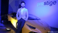 Presiden Direktur Prestige Image Motorcars, Rudy Salim berpose dengan Lamborghini Huracan Performante.