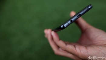 Penampakan bagian bawahnya. Galaxy Note 7 diketahui mengusung baterai 3500 mAh. Sedangkan Galaxy Note 7 FE ini kemampuan baterainya dipangkas jadi 3200 mAh. Foto: Muhammad Ridho