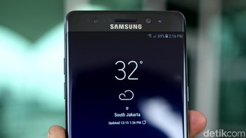 Meski ukurannya besar, Note FE ternyata sangat nyaman dalam genggaman satu tangan. Handset ini telah dipasarkan saat ini dengan harga Rp 8 jutaan. Foto: Muhammad Ridho