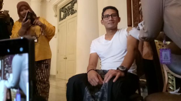 Tak ketinggalan, Wakil Gubernur Sandiaga Uno juga ikut suntik difteri.