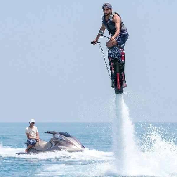 Sedangkan kegiatan outdoornya berupa hoverboarding, skydiving, diving, snowboarding, ziplining, menembak, dan kegiatan lainnya. (faz3/Instagram) Sedangkan kegiatan outdoornya berupa hoverboarding, skydiving, diving, snowboarding, ziplining, menembak, dan kegiatan lainnya. (faz3/Instagram)
