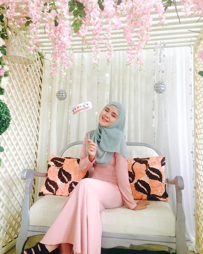Cantiknya Indah ketika memakai dress pink polos dan kerudung pastel biru muda. Tak heran bila ia beberapa kali diminta menjadi model dari brand hijab dan merek olahraga di Malaysia. Namun Indah mengaku menolak tawaran menjadi model karena ia sedang fokus kuliah. Foto: Dok. Instagram @ronaldinho_kelate